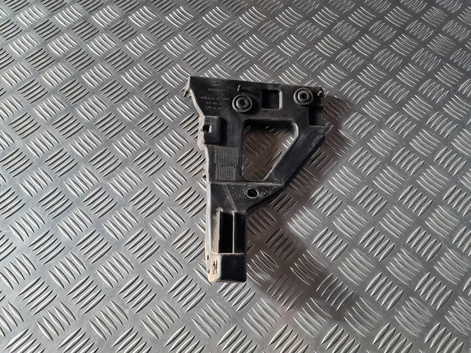 Suporte esquerdo do para-choques dianteiro AUDI A6 2008
