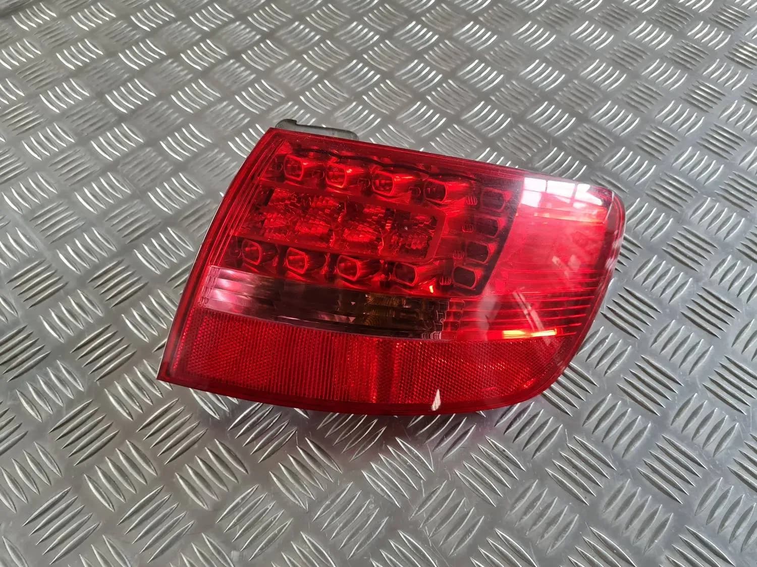 Luz traseira direita AUDI A6 2008 - foto 1