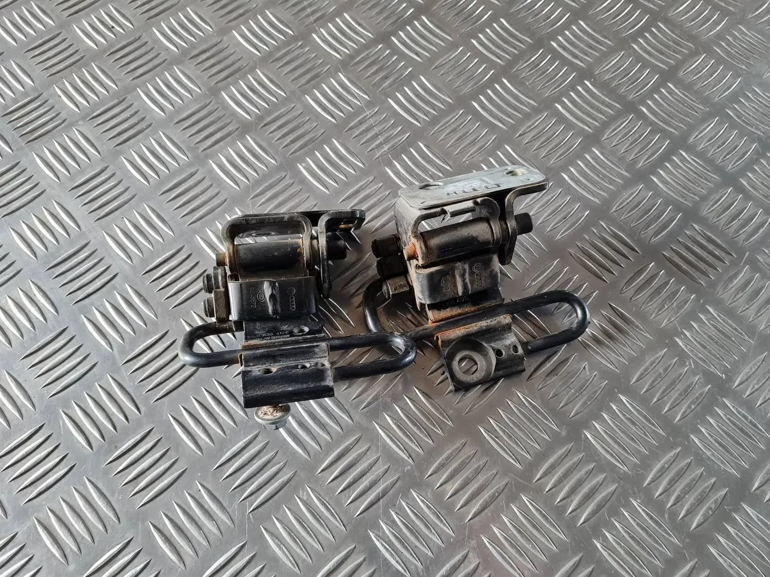 Dobradiça da porta AUDI A6 2008 - foto 2