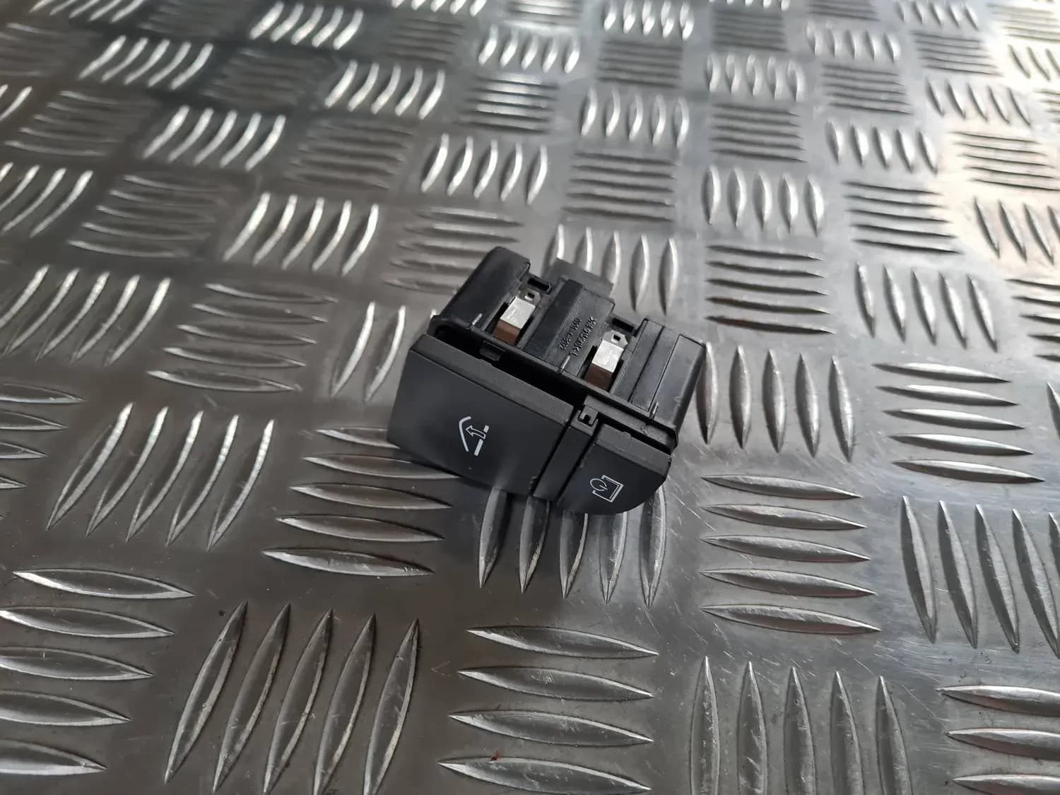 Botão do compartimento de arrumação AUDI A6 2008