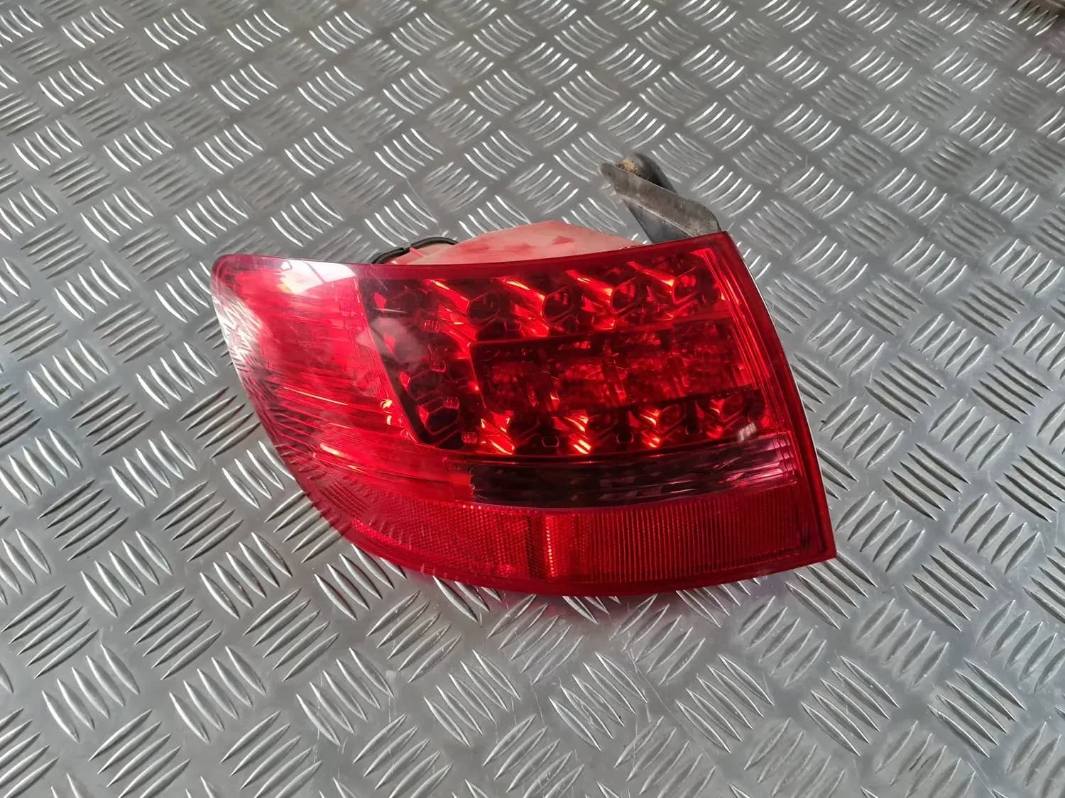 Luz traseira esquerda AUDI A6 2008