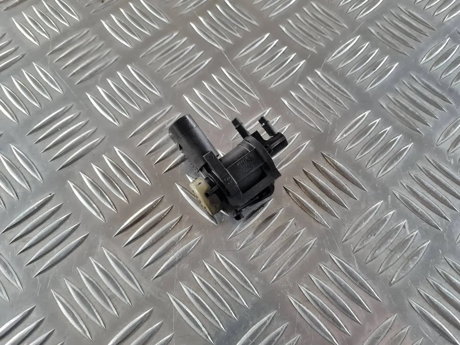 Válvula de vácuo solenoide AUDI A6 2008 - foto 1