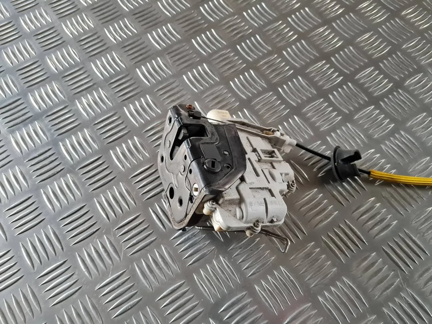 Fechadura da porta traseira direita AUDI A6 2008 - foto 2