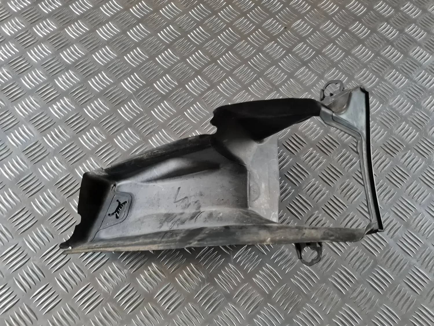 Deflector do ar de admissão, esquerdo AUDI A6 2008 - foto 1