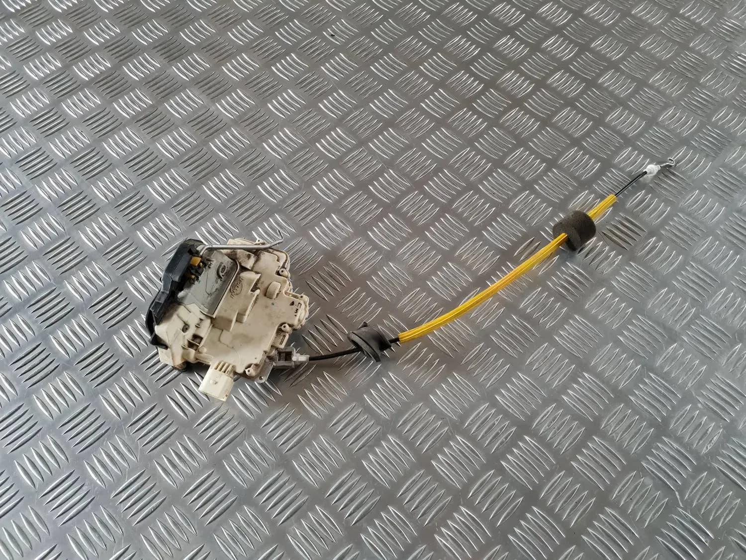Fechadura da porta traseira direita AUDI A6 2008 - foto 1