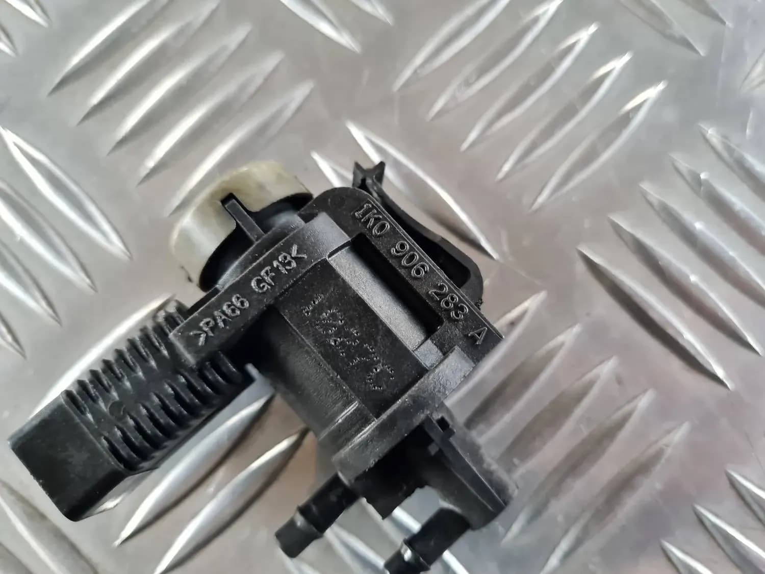 Válvula de vácuo solenoide AUDI A6 2008 - foto 4