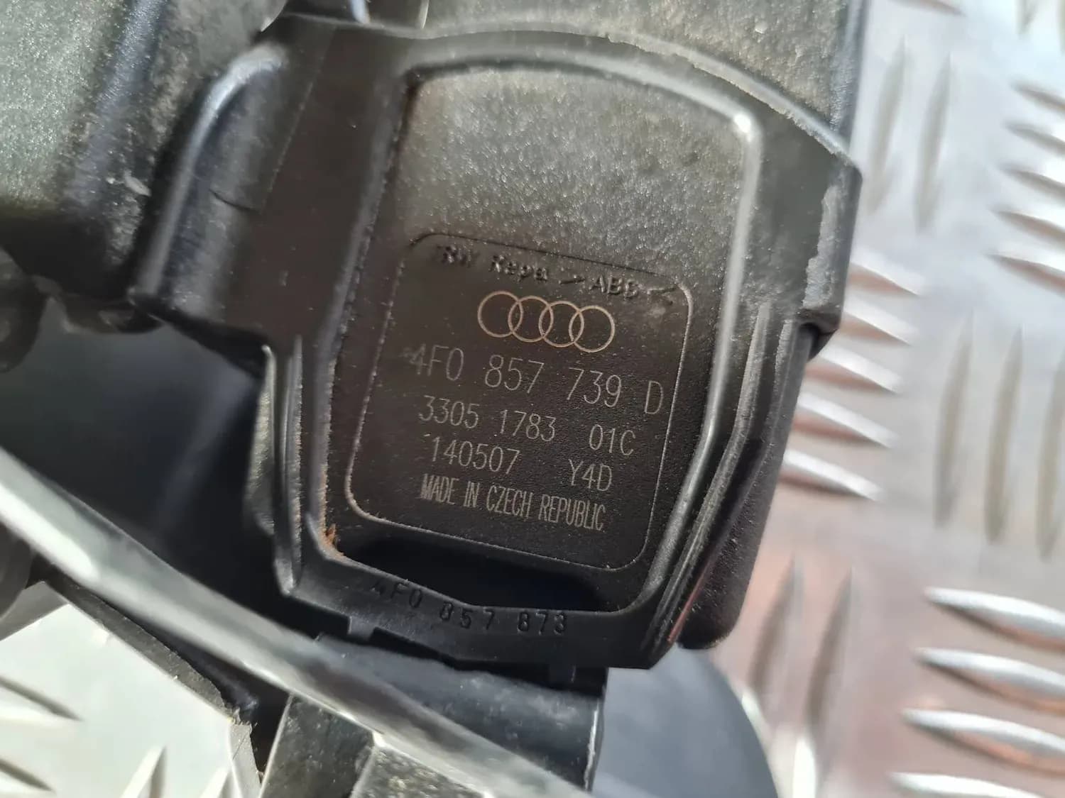 Fivela do cinto de segurança duplo traseiro AUDI A6 2008 - foto 4